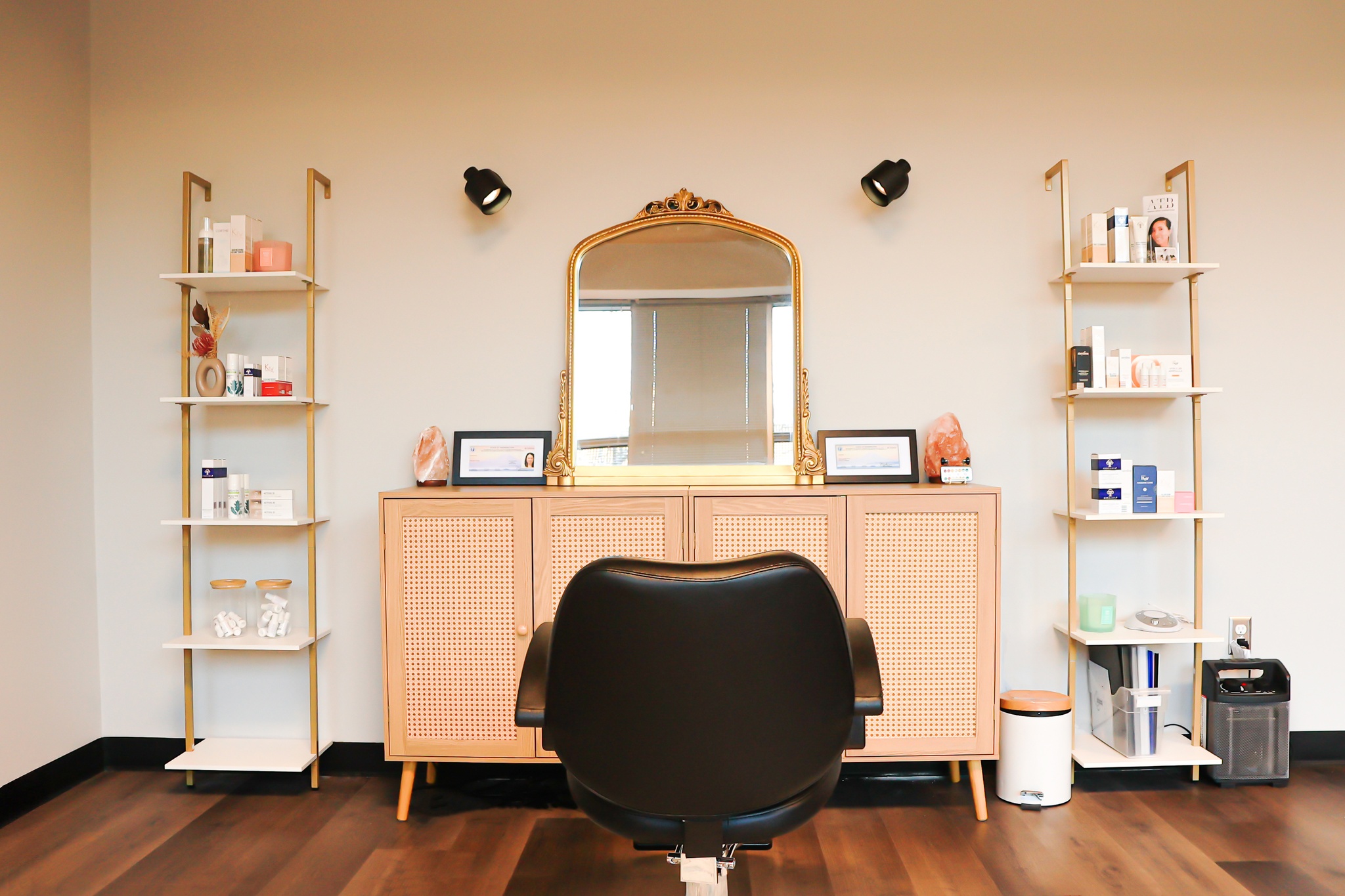 The makeup station with a gold-framed mirror at Selaras Haus